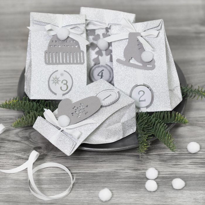 Calendario de Adviento presenta decorado con decoraciones de papel y pompones