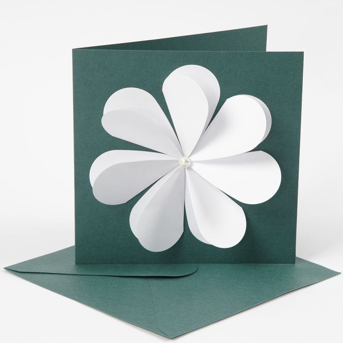 Una tarjeta con una flor realizada con corazones troquelados