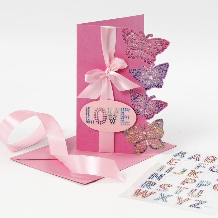 Una tarjeta de felicitación decorada con pegatinas diamond con mariposas