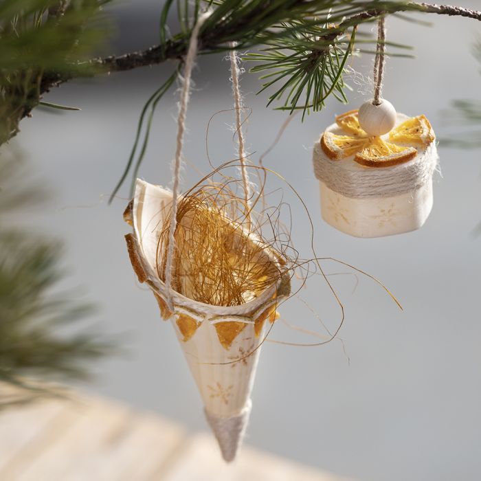 Un cono de madera decorado con diseños estampados y materiales naturales