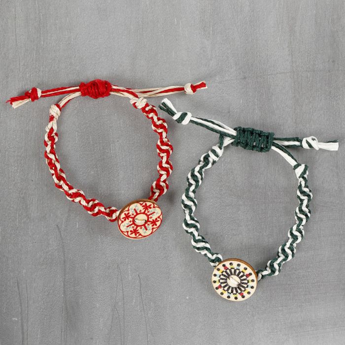 Una pulsera trenzada hecha de cordón de bambú con un botón de madera