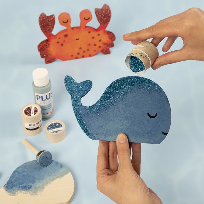 Una ballena y un cangrejo decorados con pintura para manualidades y purpurina bio