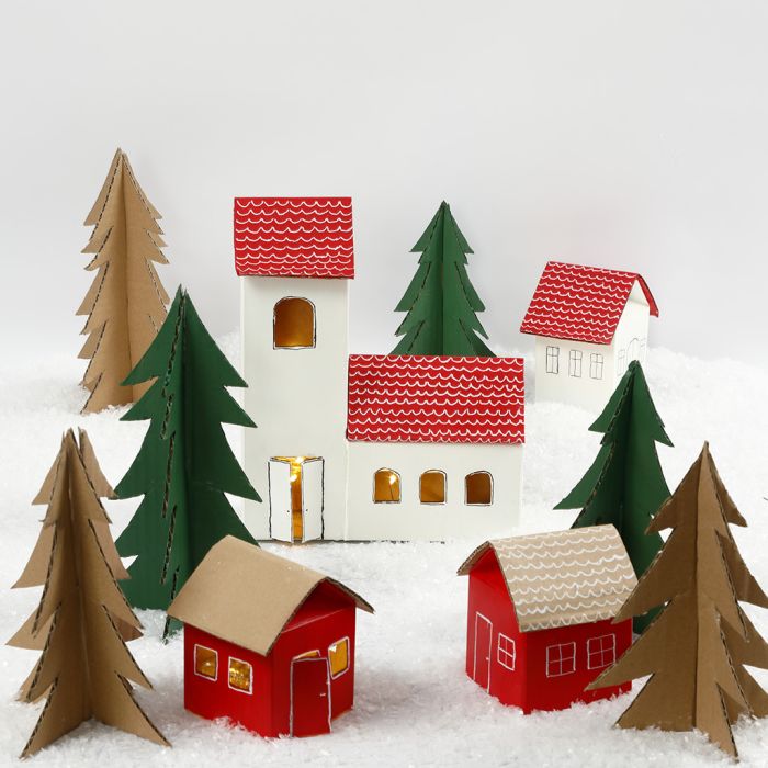 Un pueblo de Navidad de cartones de leche/jugo y árboles de Navidad de cartón reciclado