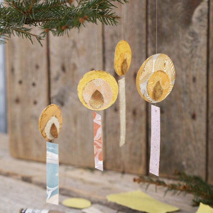 Decoraciones colgantes de pedazos de papel de la chatarra