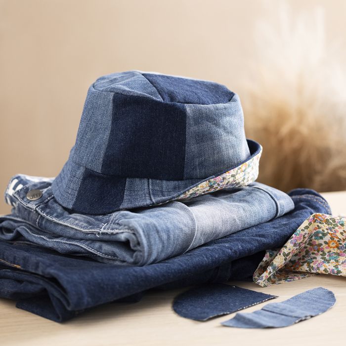 Un sombrero tipo bucket reversible hecho de tela reciclada
