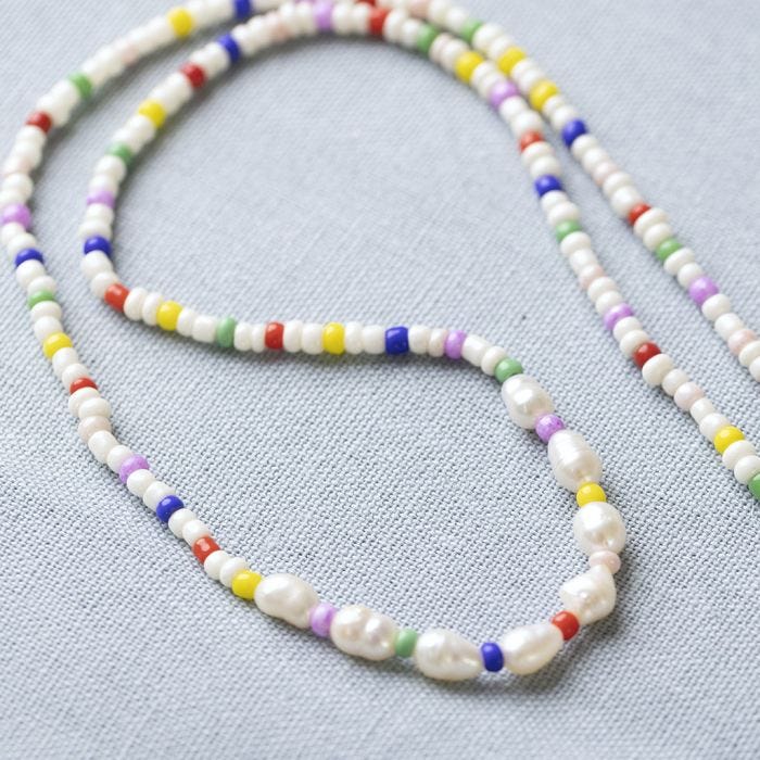 Collar con perlas de semillas de rocaille y perlas de agua dulce