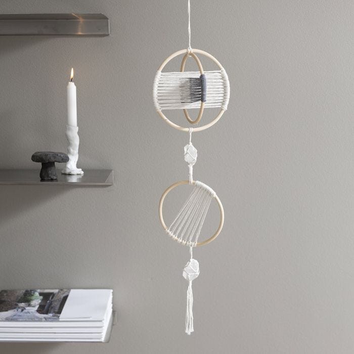 Móvil de macramé con cristales de roca