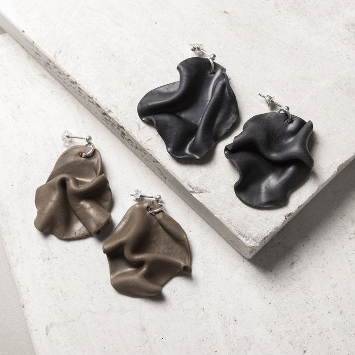 Pendientes ondulados de arcilla para joyas