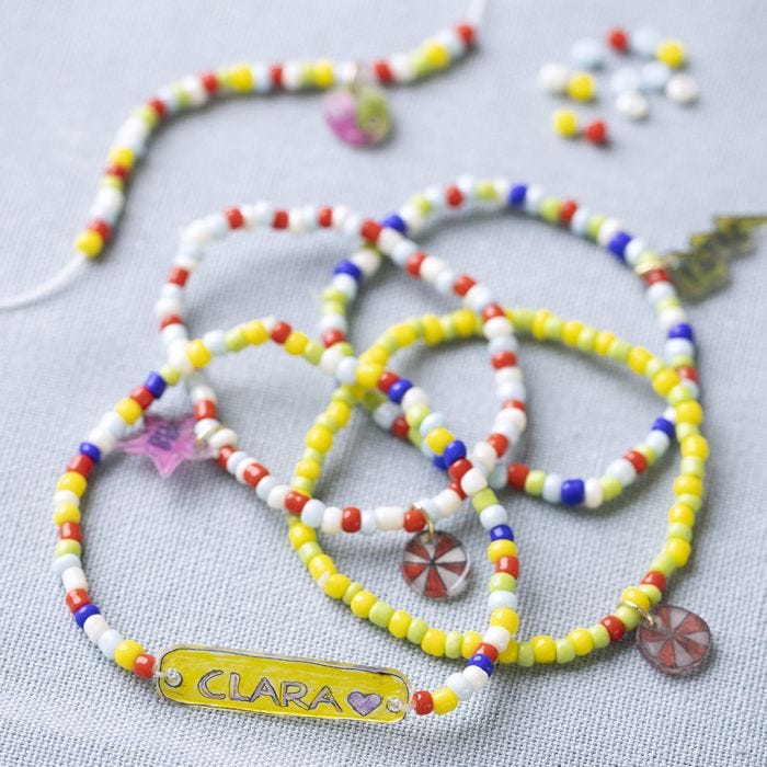 Pulsera con cuentas de semillas de rocaille y abalorio de plástico retráctil