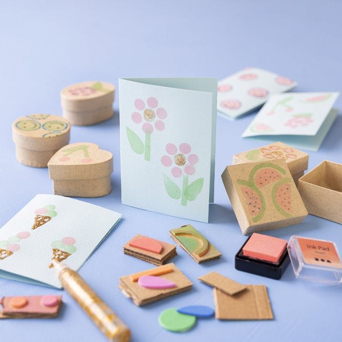Estampados con sellos en tarjetas y cajas