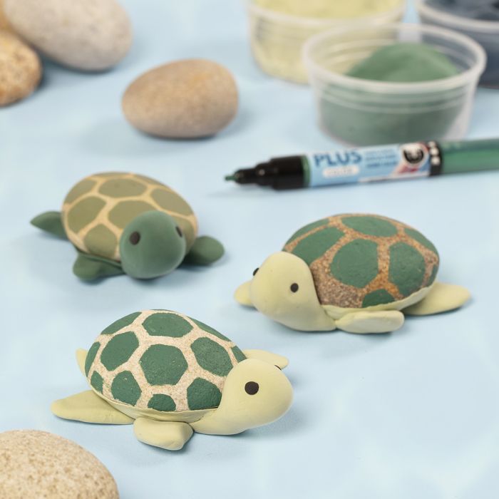 Tortugas pintadas en piedras con rotuladores Plus Color y Silk Clay®