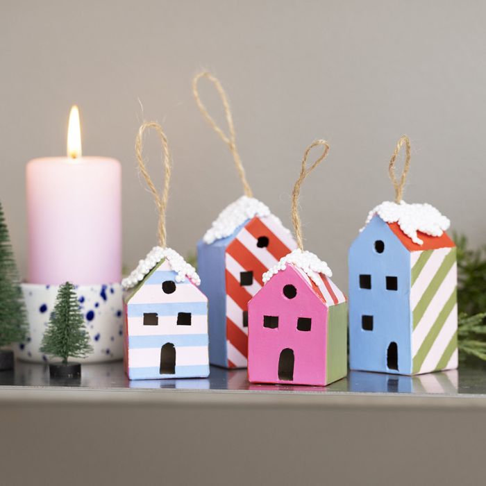 Casas pintadas con patrones gráficos