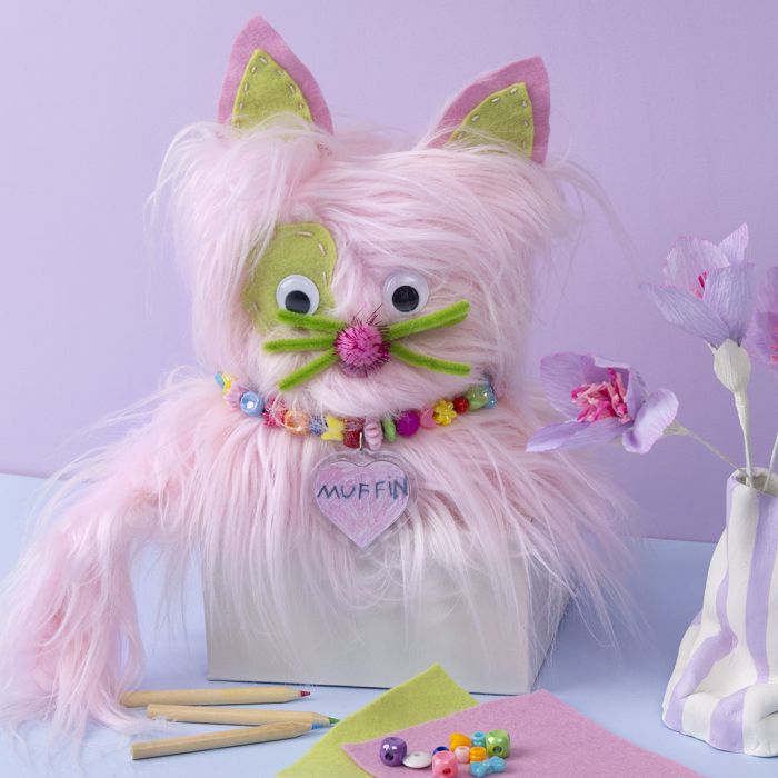 Gato cosido de piel sintética