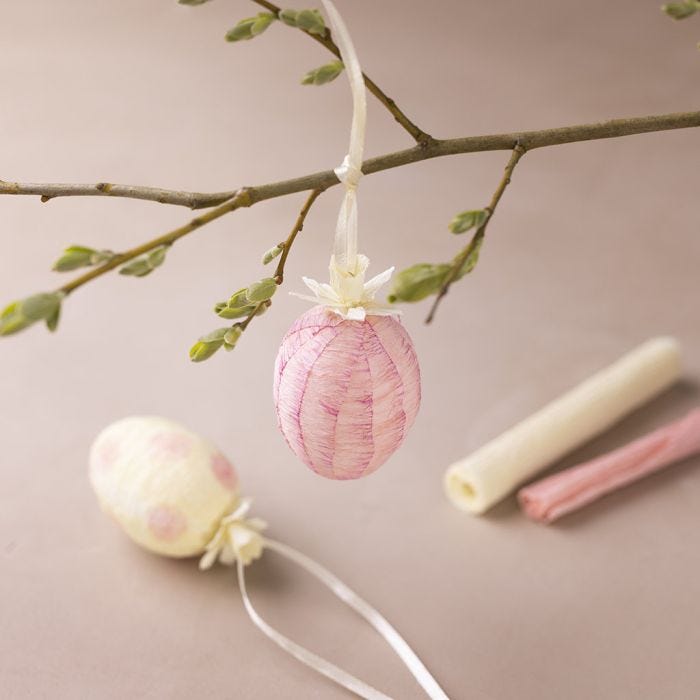 Huevo de Pascua con narciso en miniatura