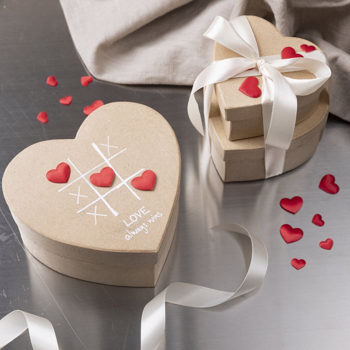 Caja decorada con corazones