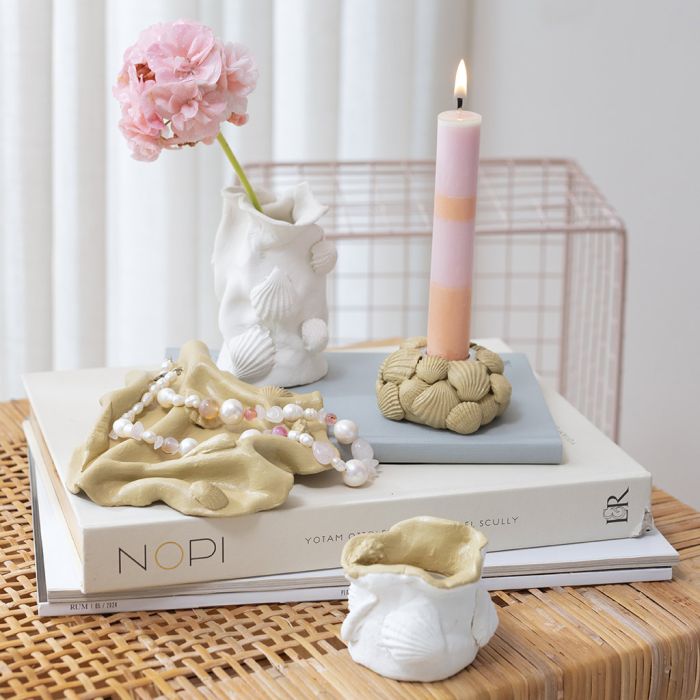 Jarrón, portavelas, portavelas y un plato pequeño de arcilla de autoendurecimiento