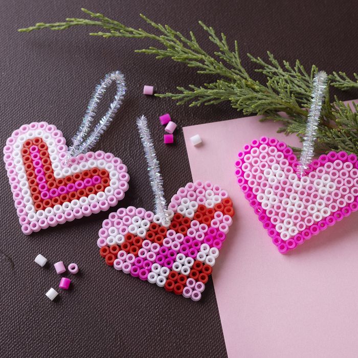 Corazones navideños hechos de cuentas fusibles