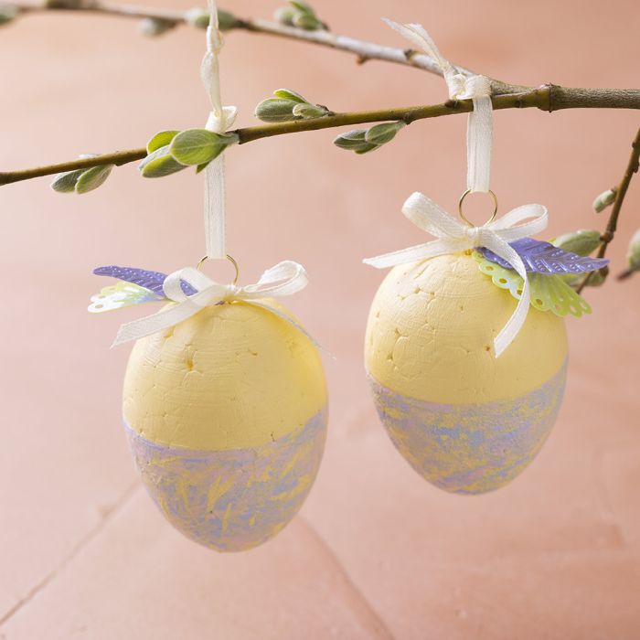 Huevo de Pascua pintado con pintura artesanal