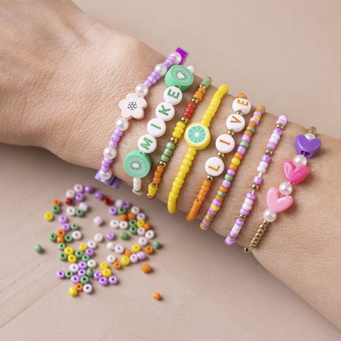 Pulsera con cuentas de semillas de rocaille, cuentas de letras y cuentas de madera con forma