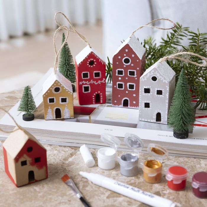 Casas de Navidad pintadas con nieve en la parte superior