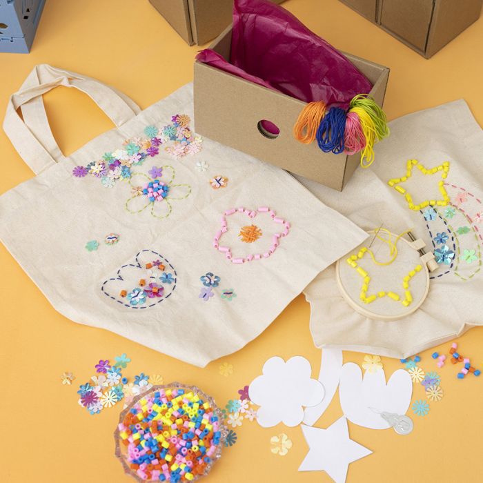 Bolsas de tela decoradas con bordados y cuentas