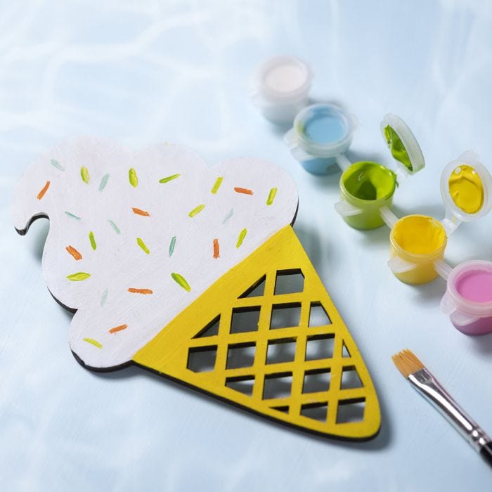Cucurucho de helado de madera pintada