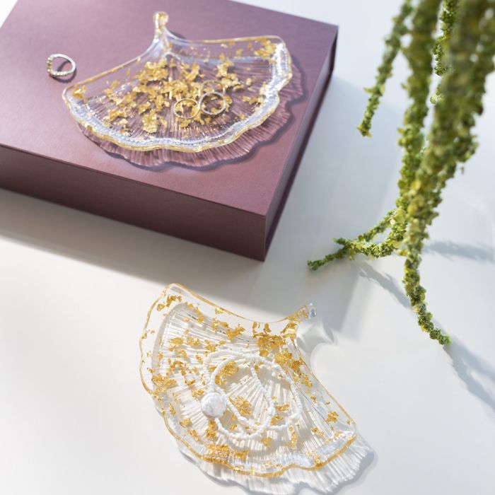 Plato de hojas fundidas de resina biotransparente con detalles dorados