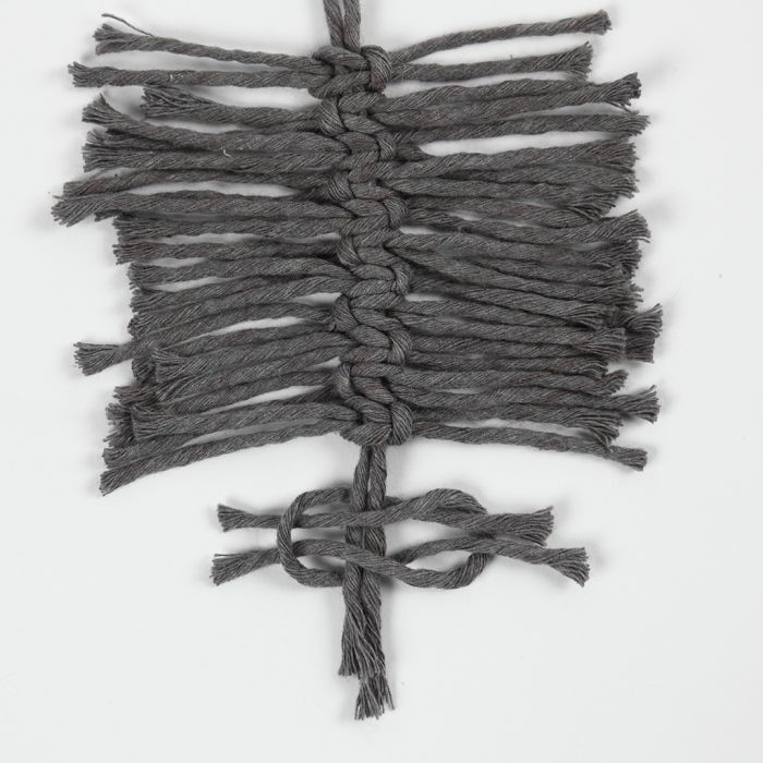 How to tie macramé feathers with square knots