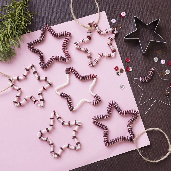 Estrellas navideñas hechas con alambre y lentejuelas