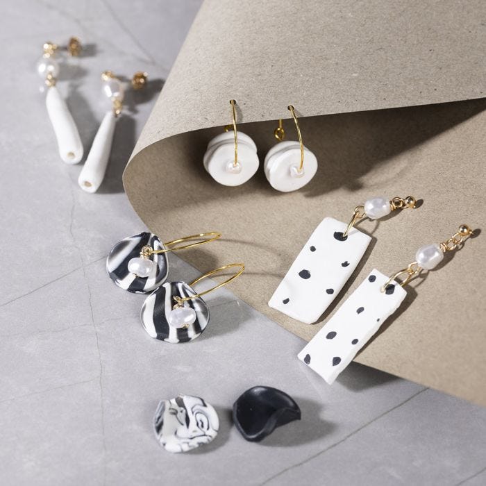 Pendientes hechos con arcilla para joyas y cuentas blancas de madre perla