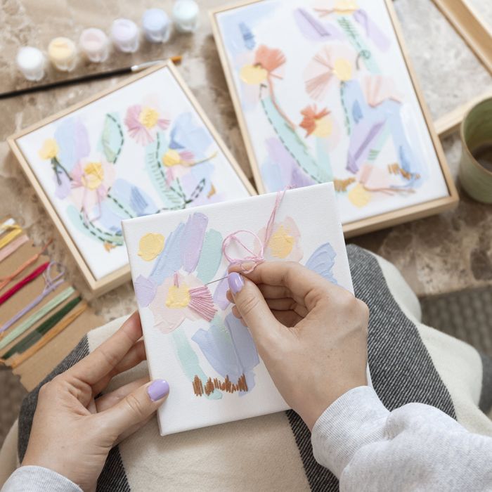 Imágenes multimedia mixtas con acrílico y bordado