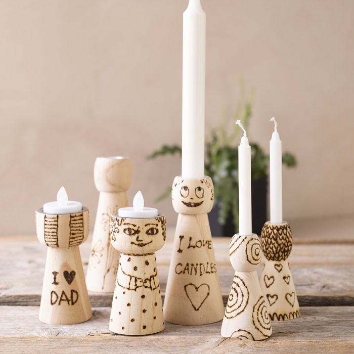 Portavelas de madera con dibujos pirograbados