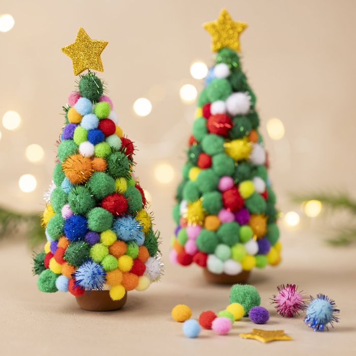Árboles de Navidad con pompones de colores