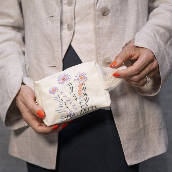 Bolsa de maquillaje con bordado