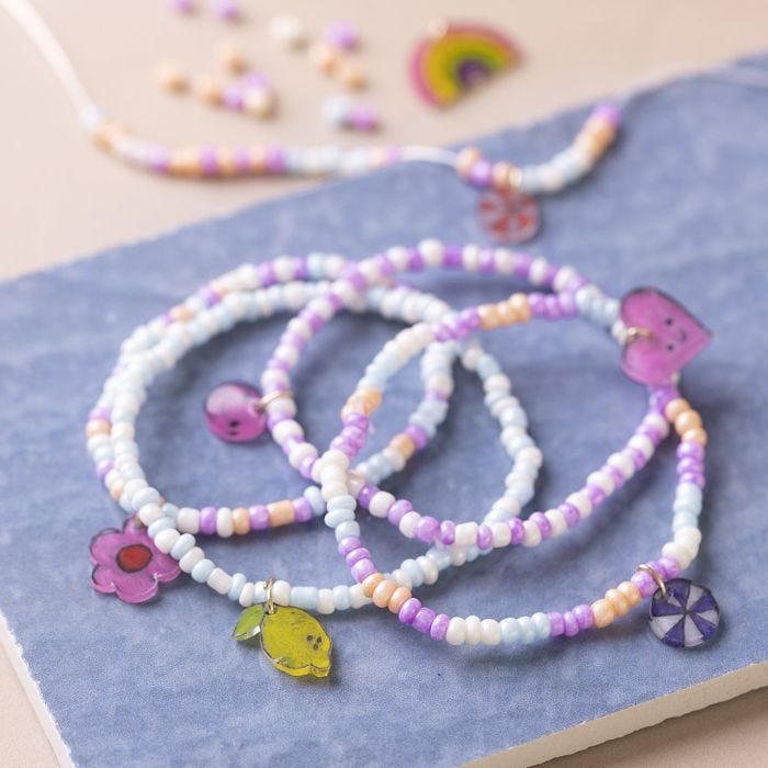 Pulsera de cuentas con abalorio de plástico retráctil