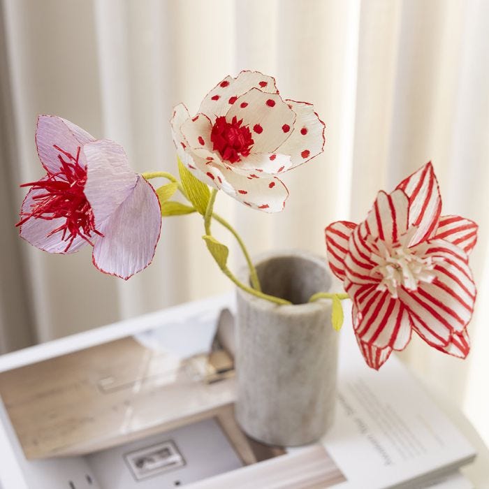 Flores de papel crepé decoradas con rotuladores creatvos multiusos