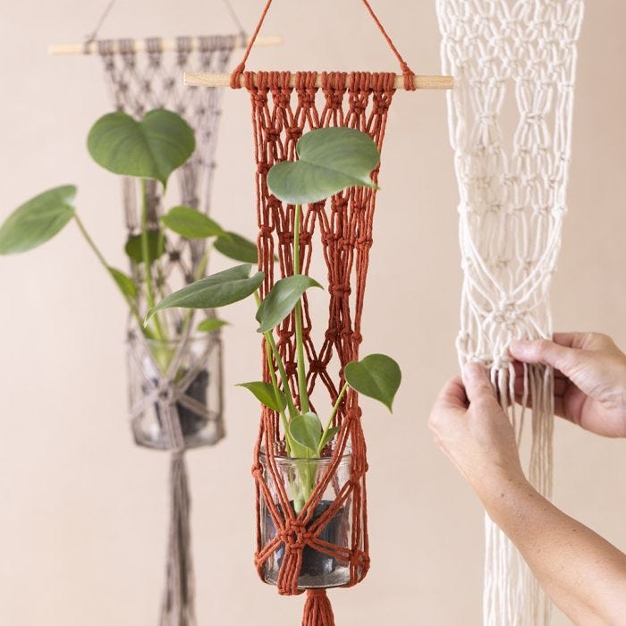 Colgador de flores de macramé