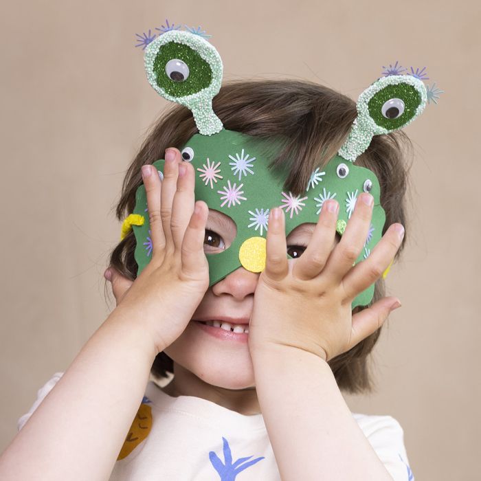 Máscaras y figuras de monstruos