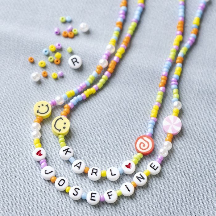 Collar de cuentas con letras, figuras y emoticonos