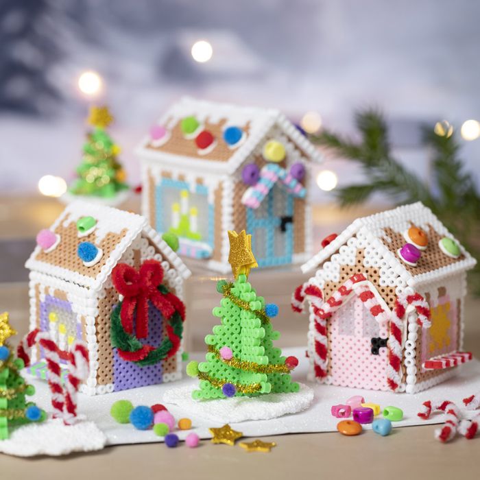 Encantador amuleto navideño hecho de cuentas fusibles