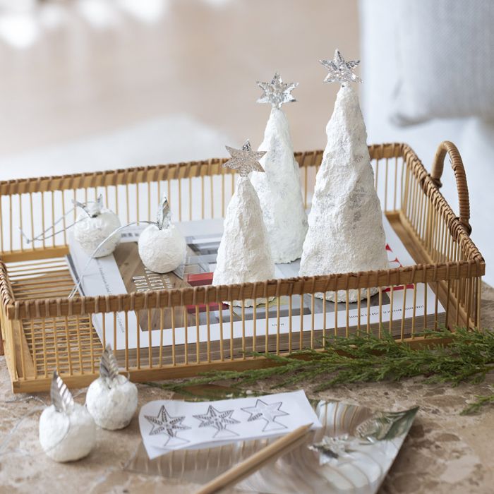 Árboles de Navidad y manzanas con pulpa y decoraciones plateadas