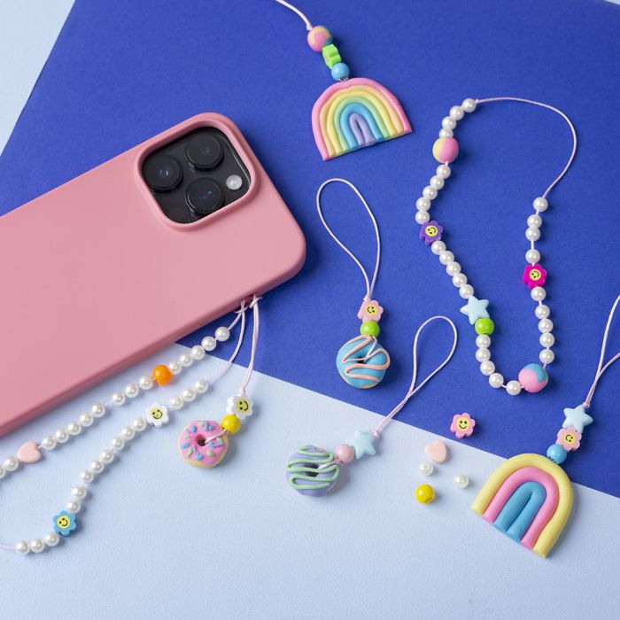 Amuletos móviles hechos de polímero de arcilla fina