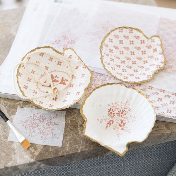 Conchas decoradas con decoupage y rotulador dorado 