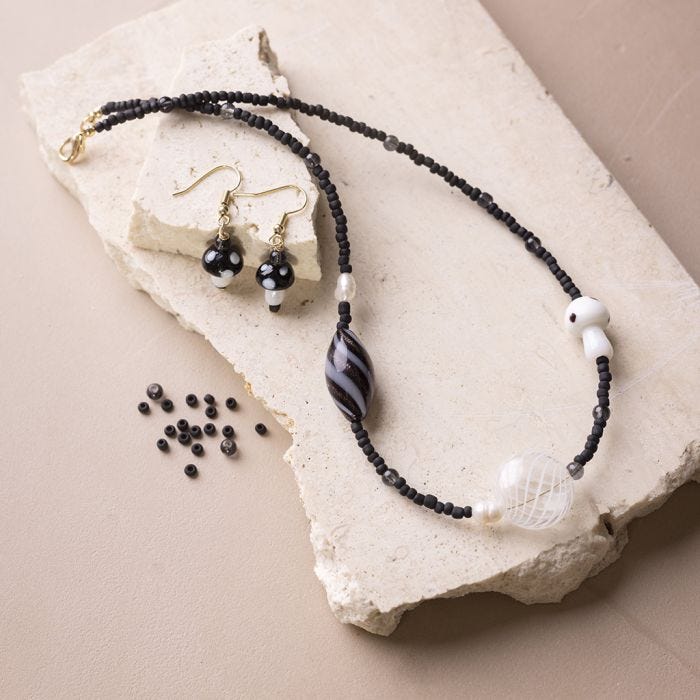 Collar y pendientes con cuentas grandes de cristal negro