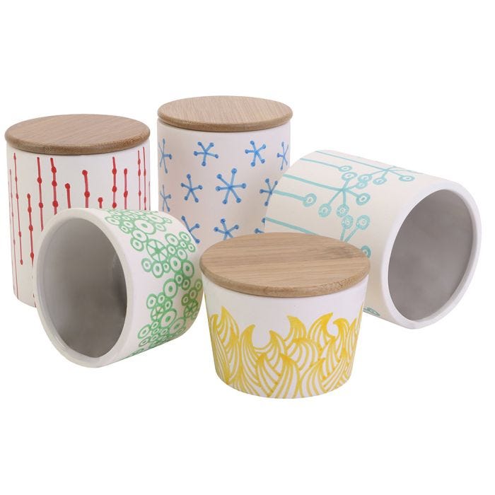 Elegantes macetas y cuencos con motivos gráficos