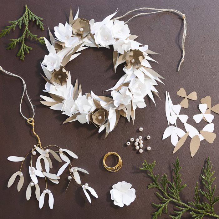 Corona de flores y muérdago de papel