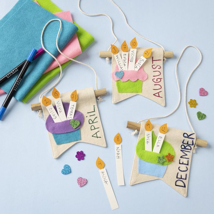 Pancarta de cumpleaños con pasteles y velas