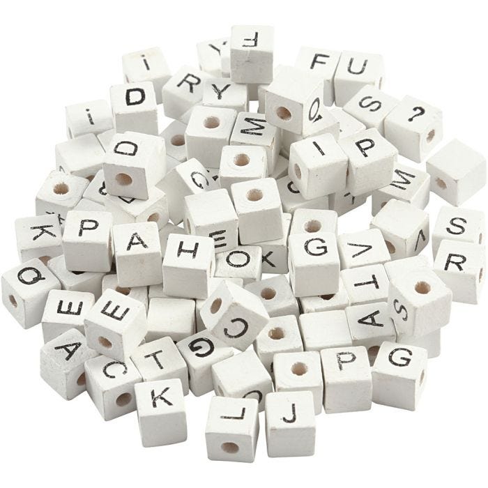 Cuenta cuadrada con letra, A-Z, &, #, ?, medidas 8x8 mm, medida agujero 3 mm, blanco, 96 stdas/ 1 paquete