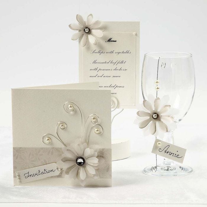 Tarjetas color crema con flores de papel vegetal