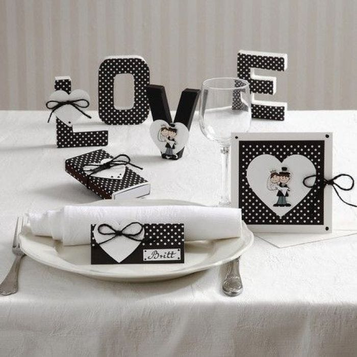 Postales y decoraciones de mesa con corazones y recién casados